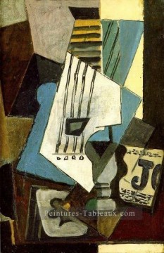 Nature morte Guitare journal verre et comme trefle 1914 cubiste Pablo Picasso Peinture à l'huile